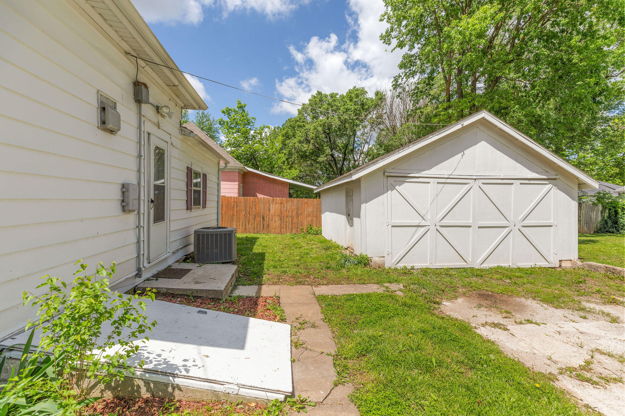 901 W Poplar Street