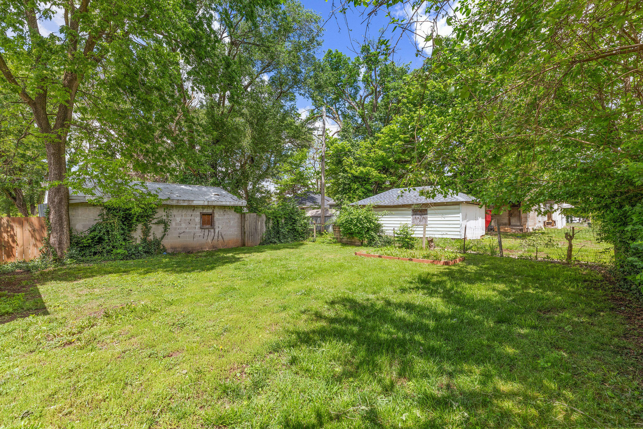 901 W Poplar Street