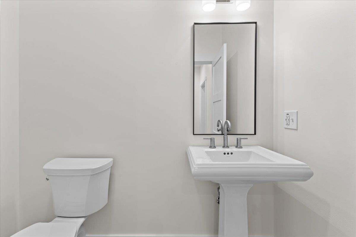 539 Thomas Lane Unit: 27
