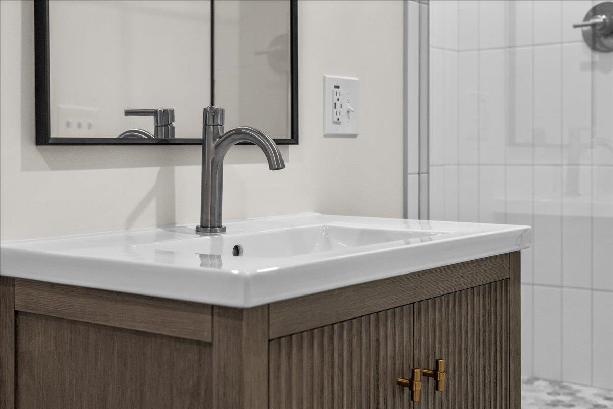 539 Thomas Lane Unit: 27