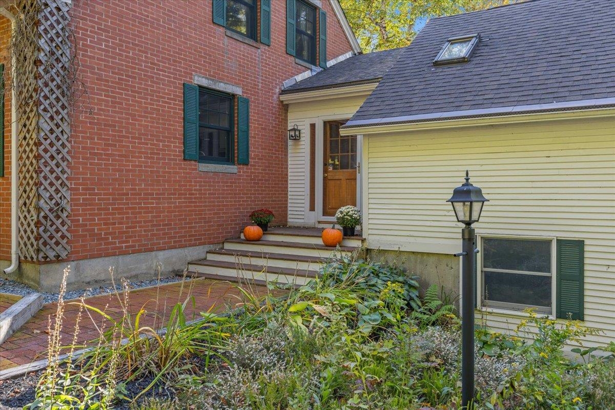 1646 Sweet Road