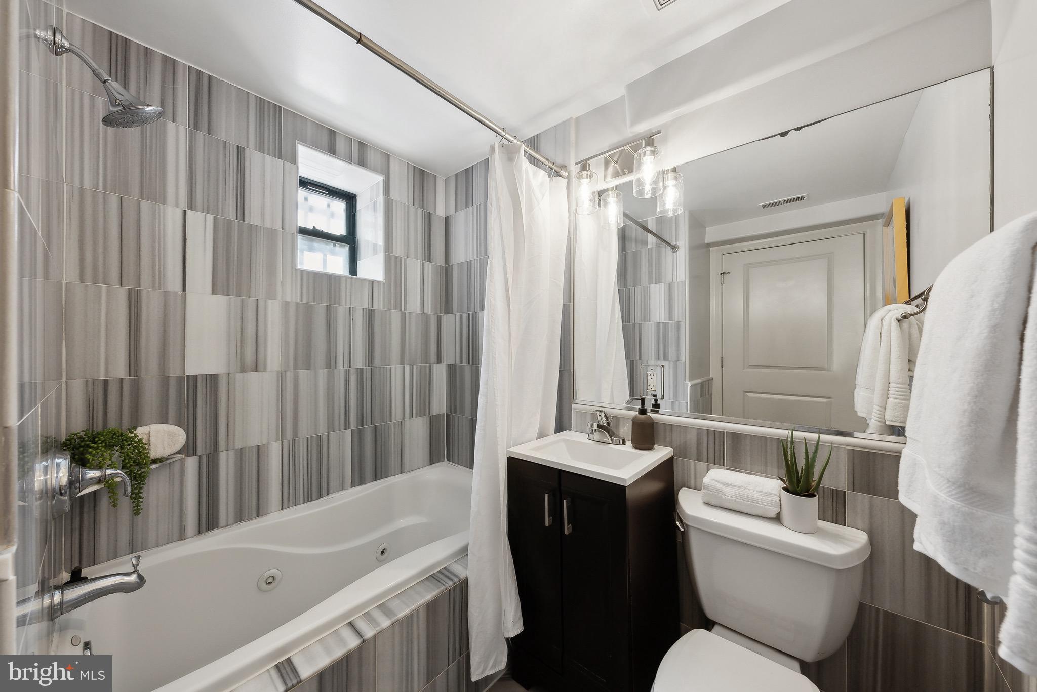 1354 Euclid St NW #101b