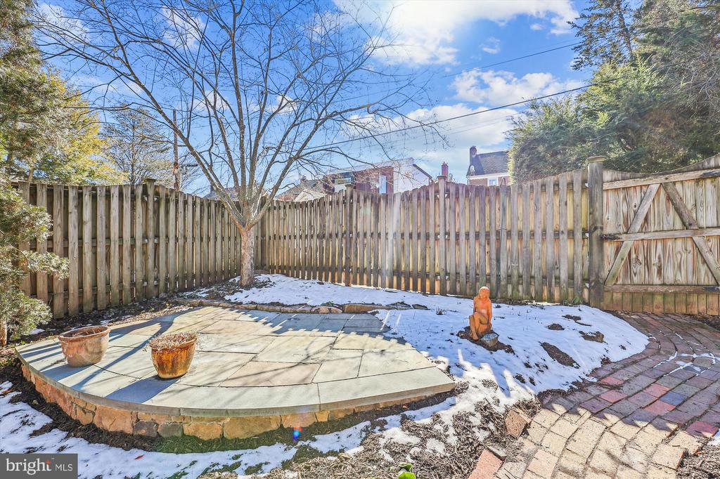 4522 Albemarle St NW