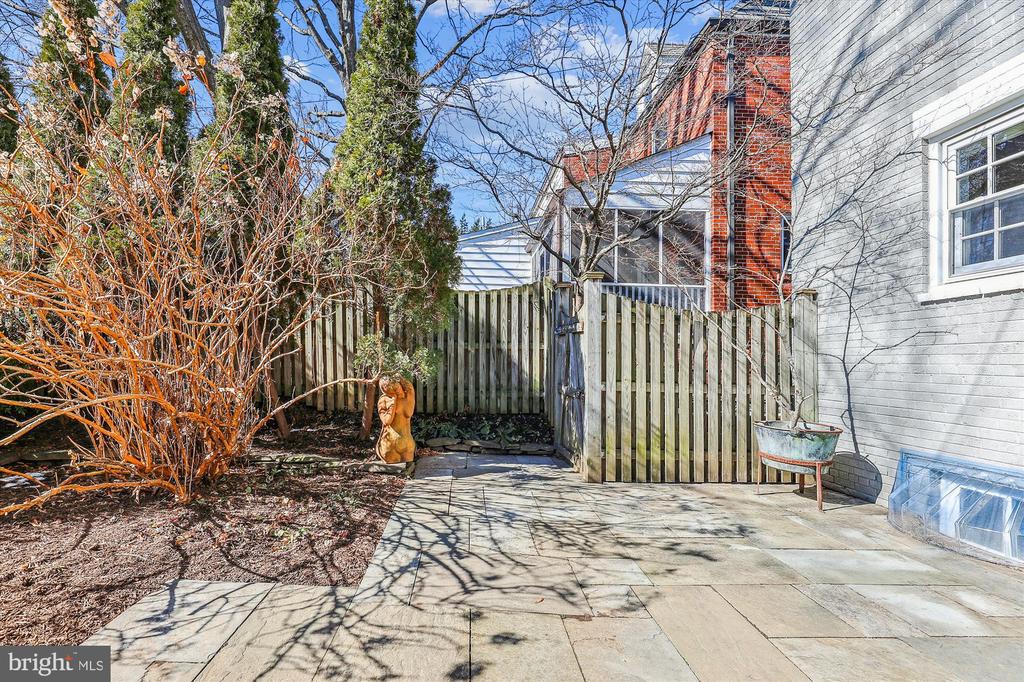 4522 Albemarle St NW