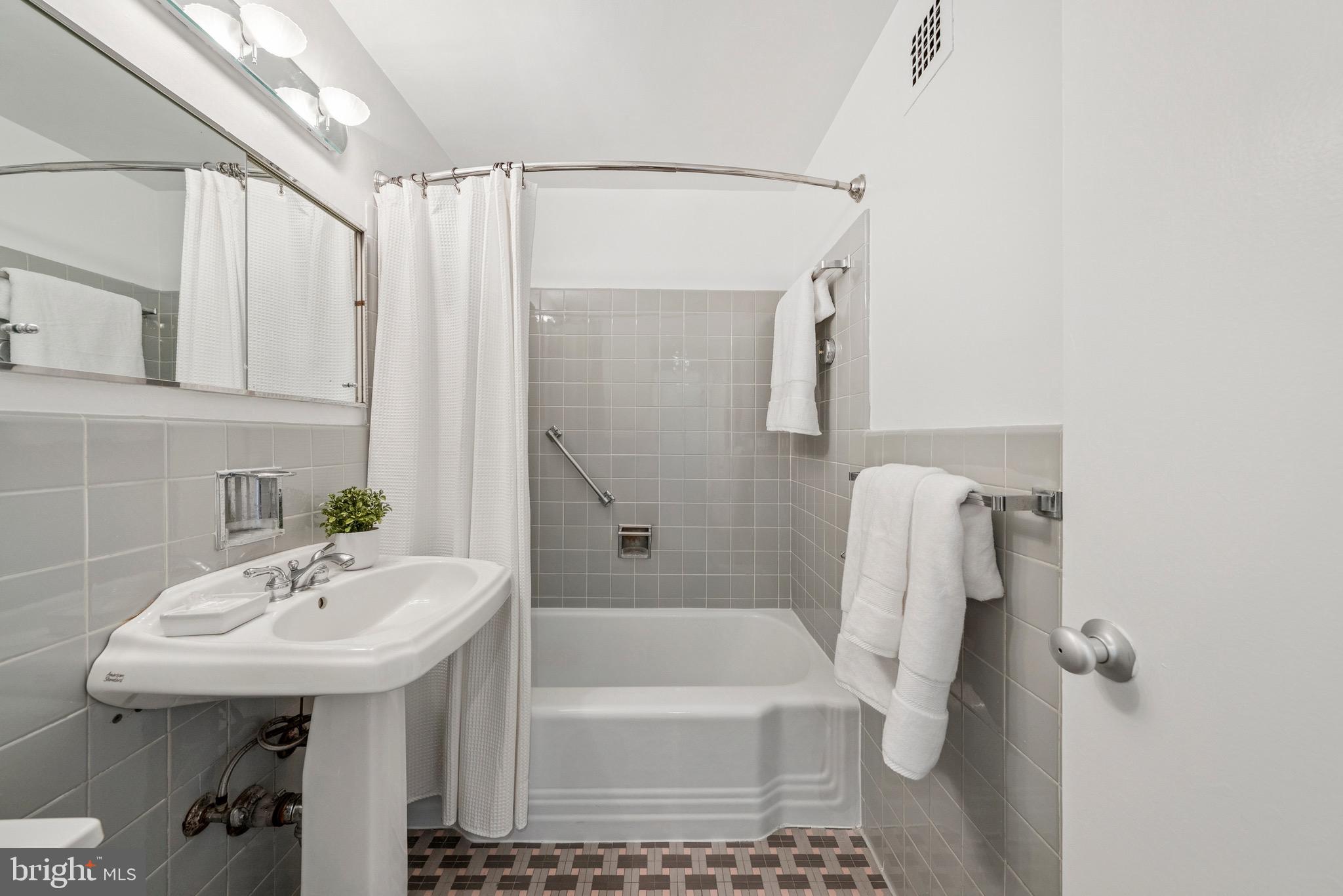 4740 CONNECTICUT AVENUE NW 709