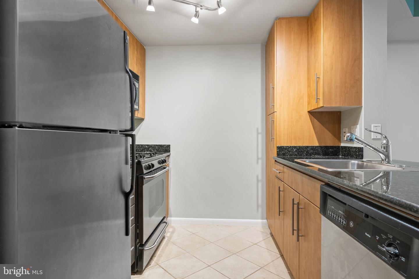 1021 N Garfield St #B28