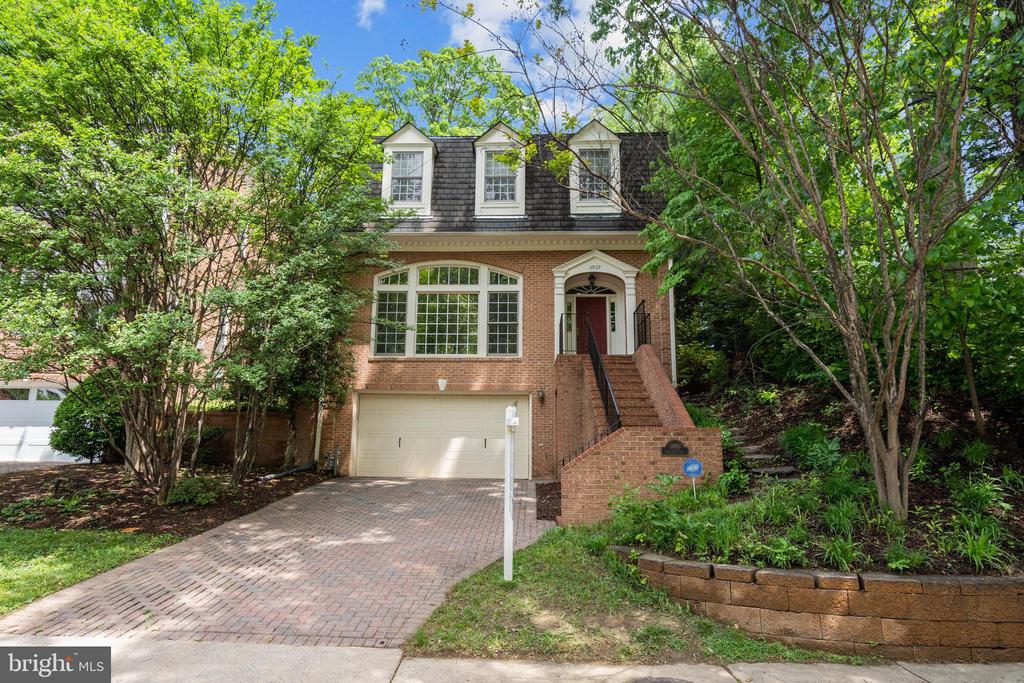 3929 VACATION LANE