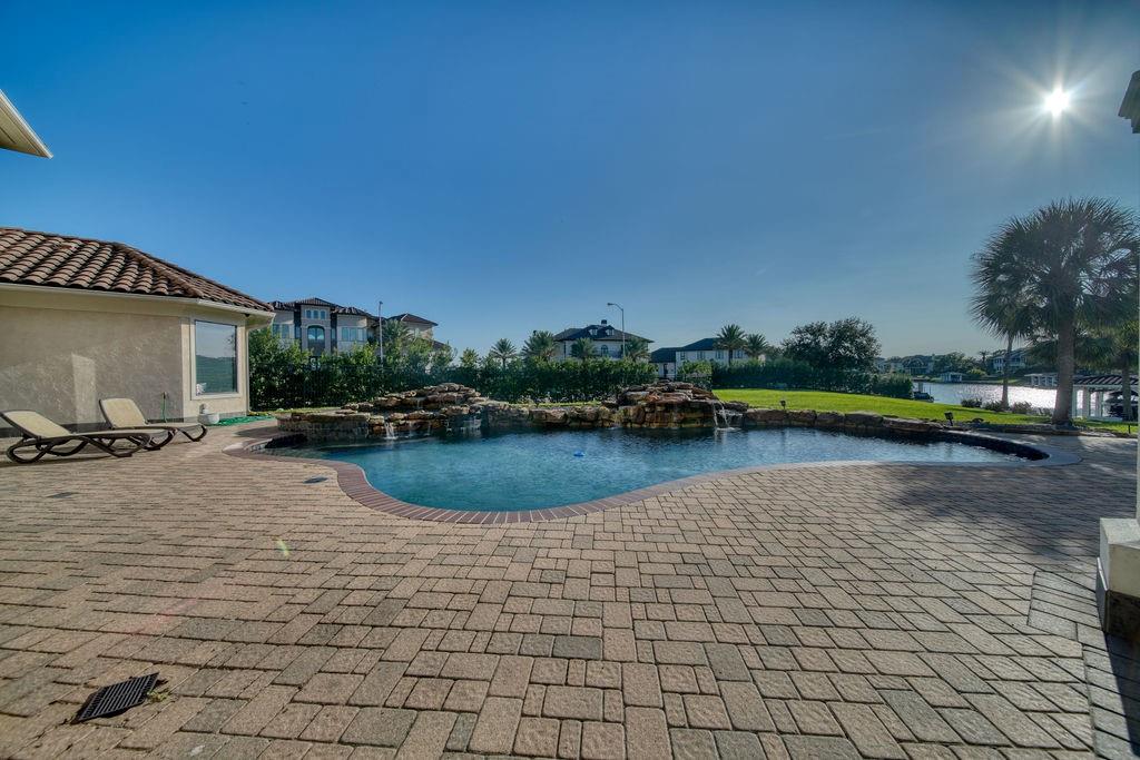 1303 Lakeway Drive