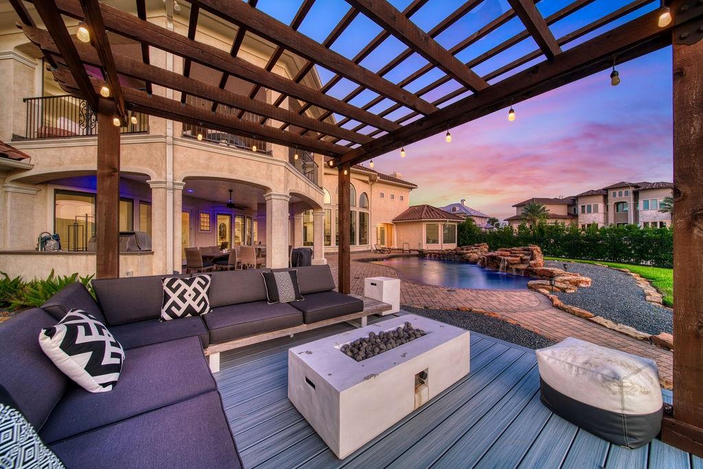 1303 Lakeway Drive