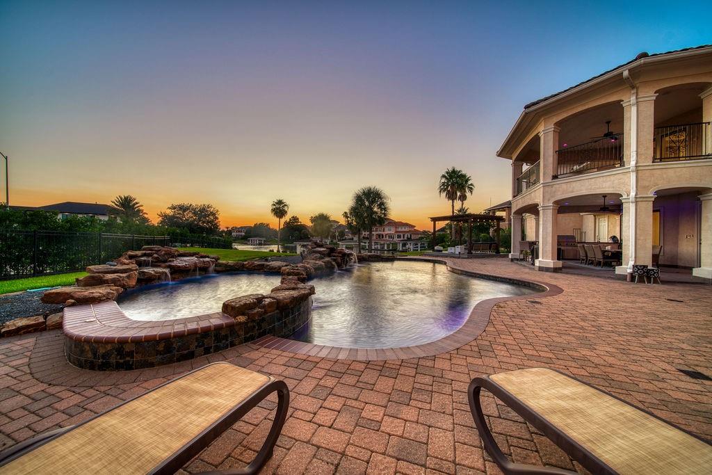 1303 Lakeway Drive