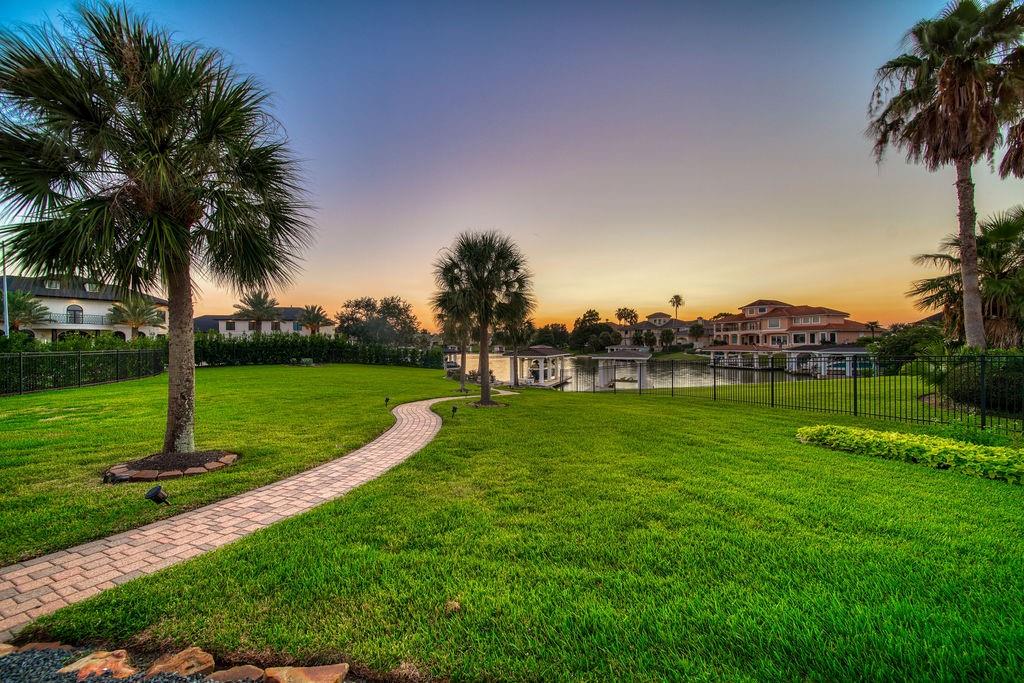 1303 Lakeway Drive