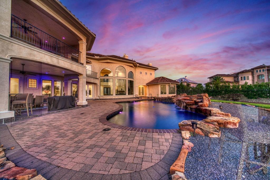 1303 Lakeway Drive