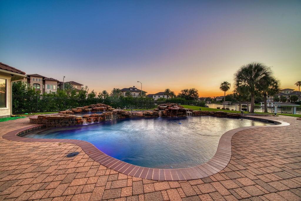 1303 Lakeway Drive
