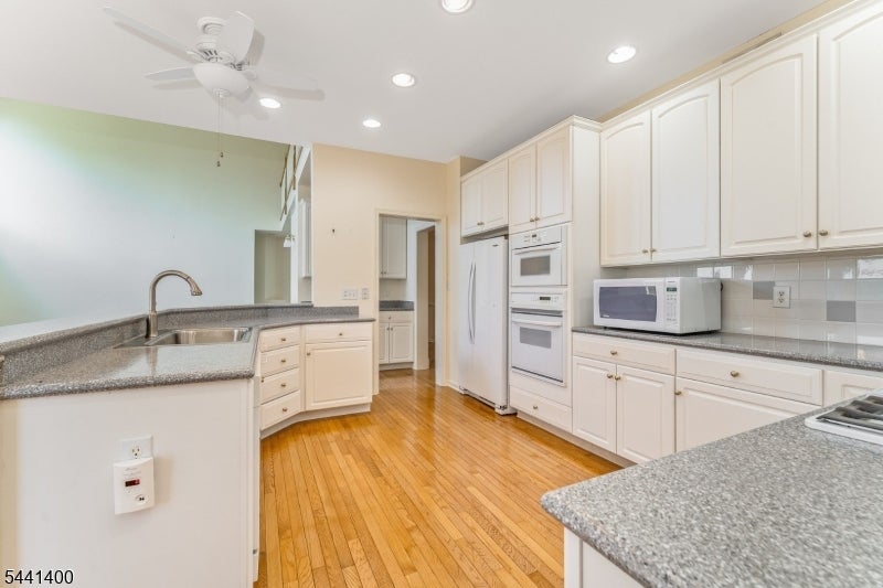 3 Stark Ct