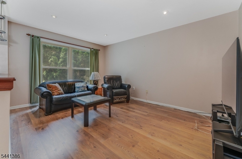 16 Woodland Ter