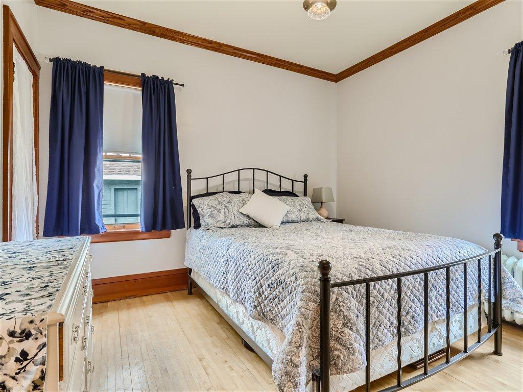 351 Grand Avenue W