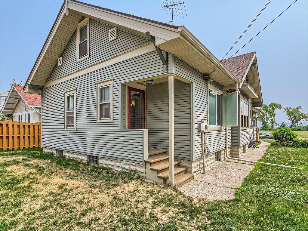 351 Grand Avenue W
