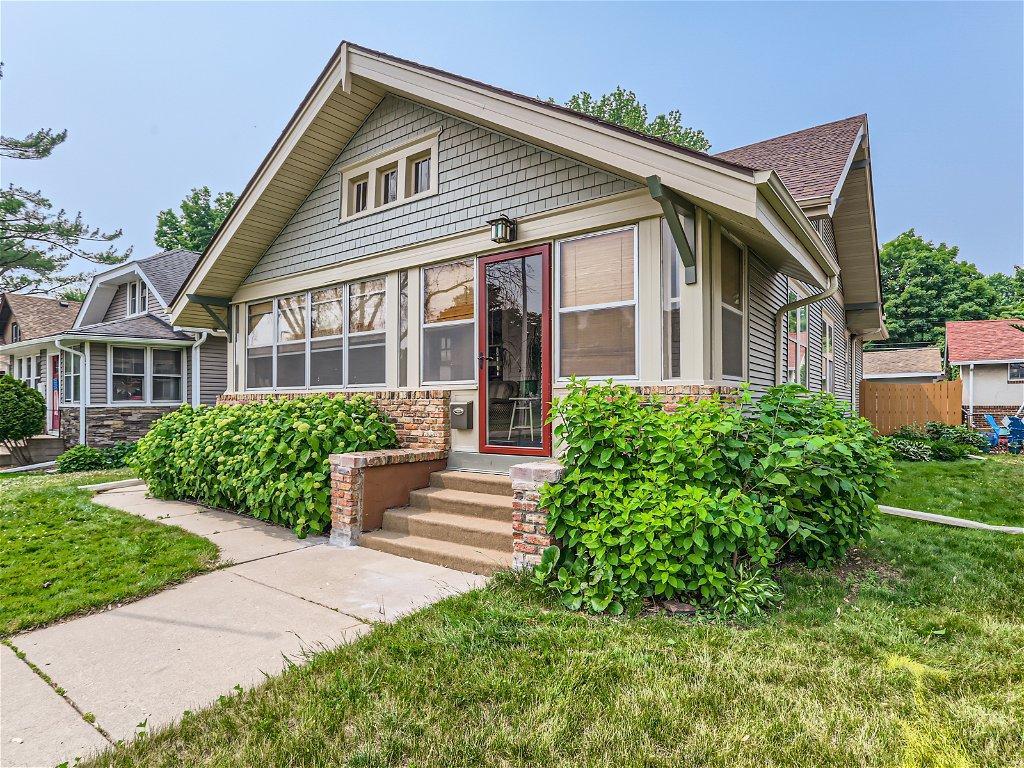 351 Grand Avenue W