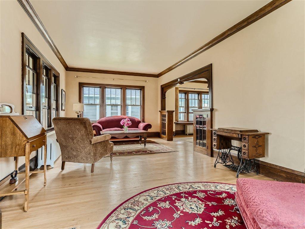 351 Grand Avenue W