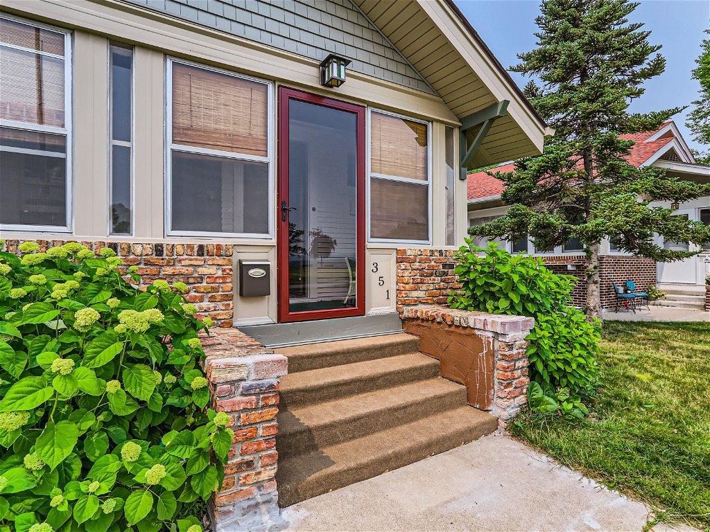 351 Grand Avenue W