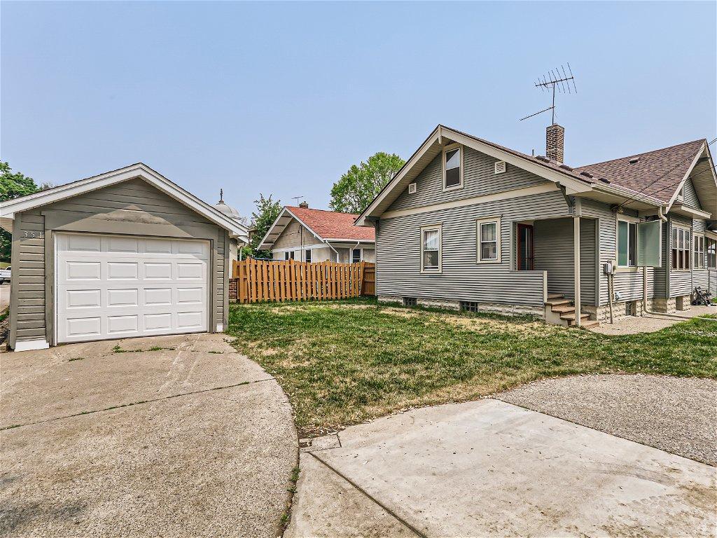 351 Grand Avenue W