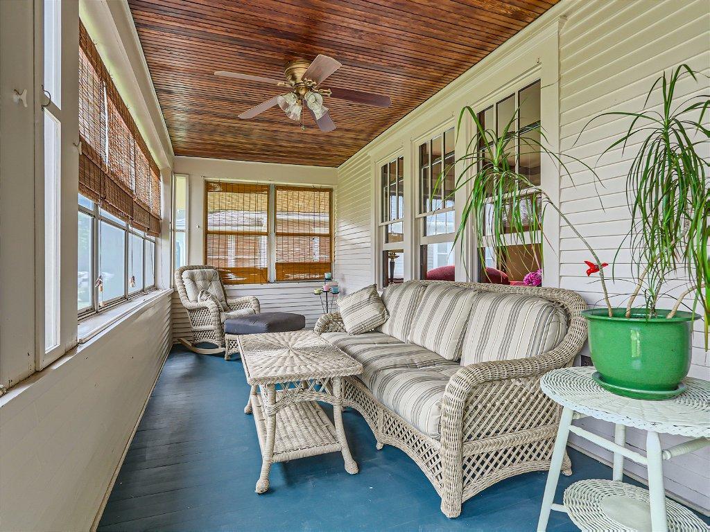 351 Grand Avenue W