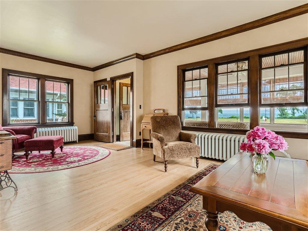 351 Grand Avenue W