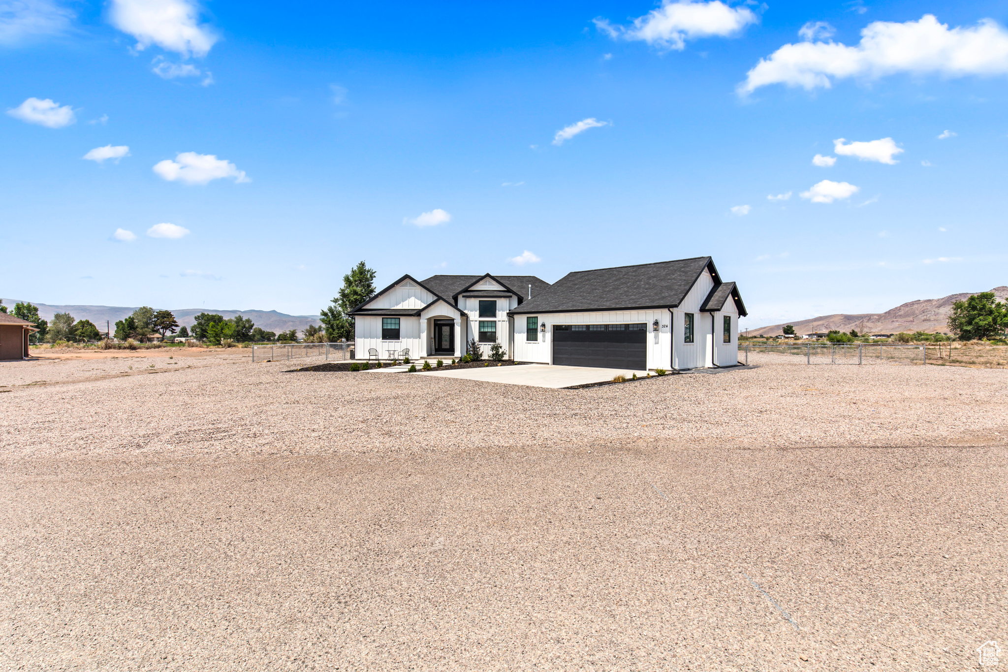 324 W LIZS WAY