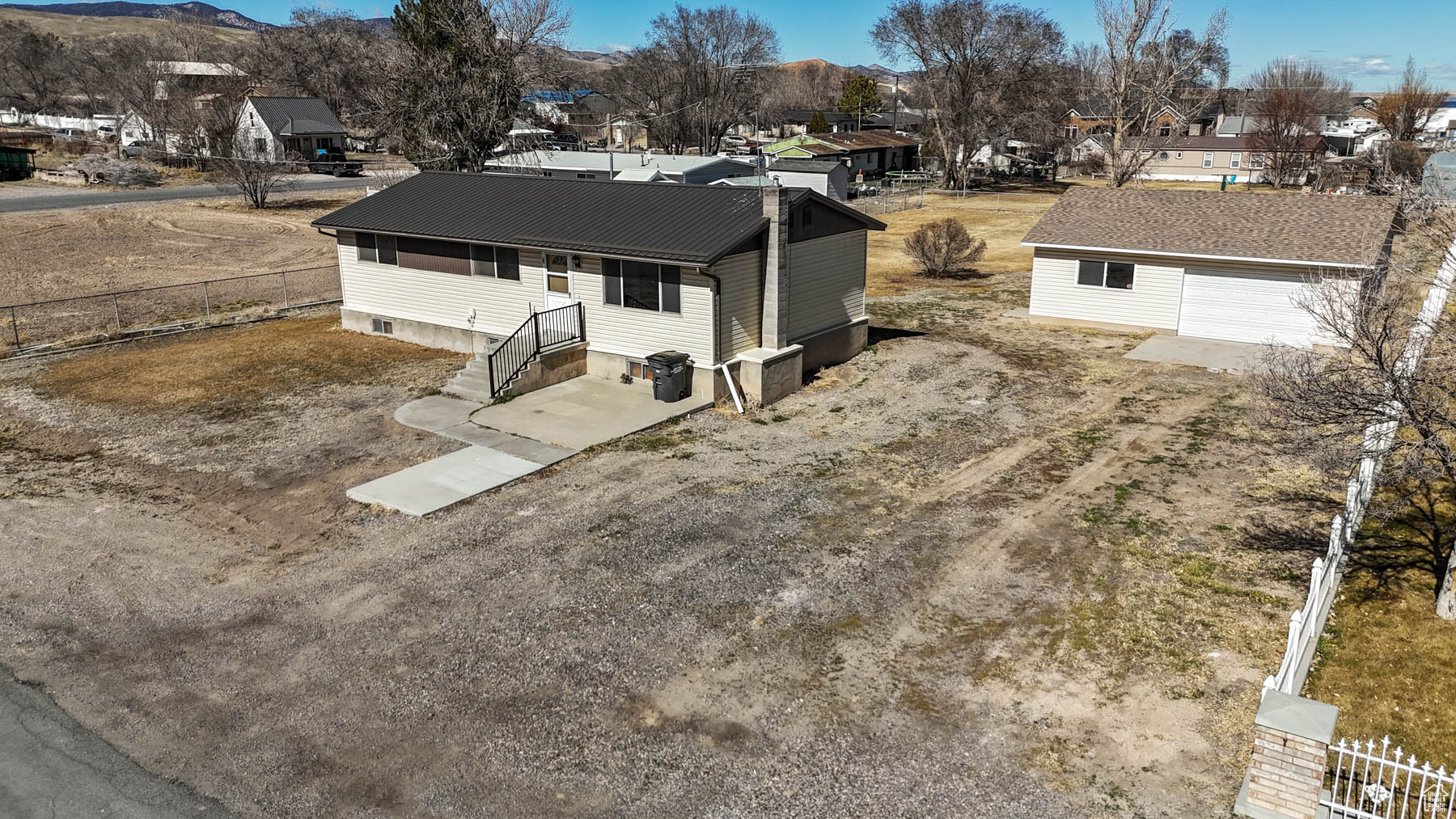 160 W MAIN ST