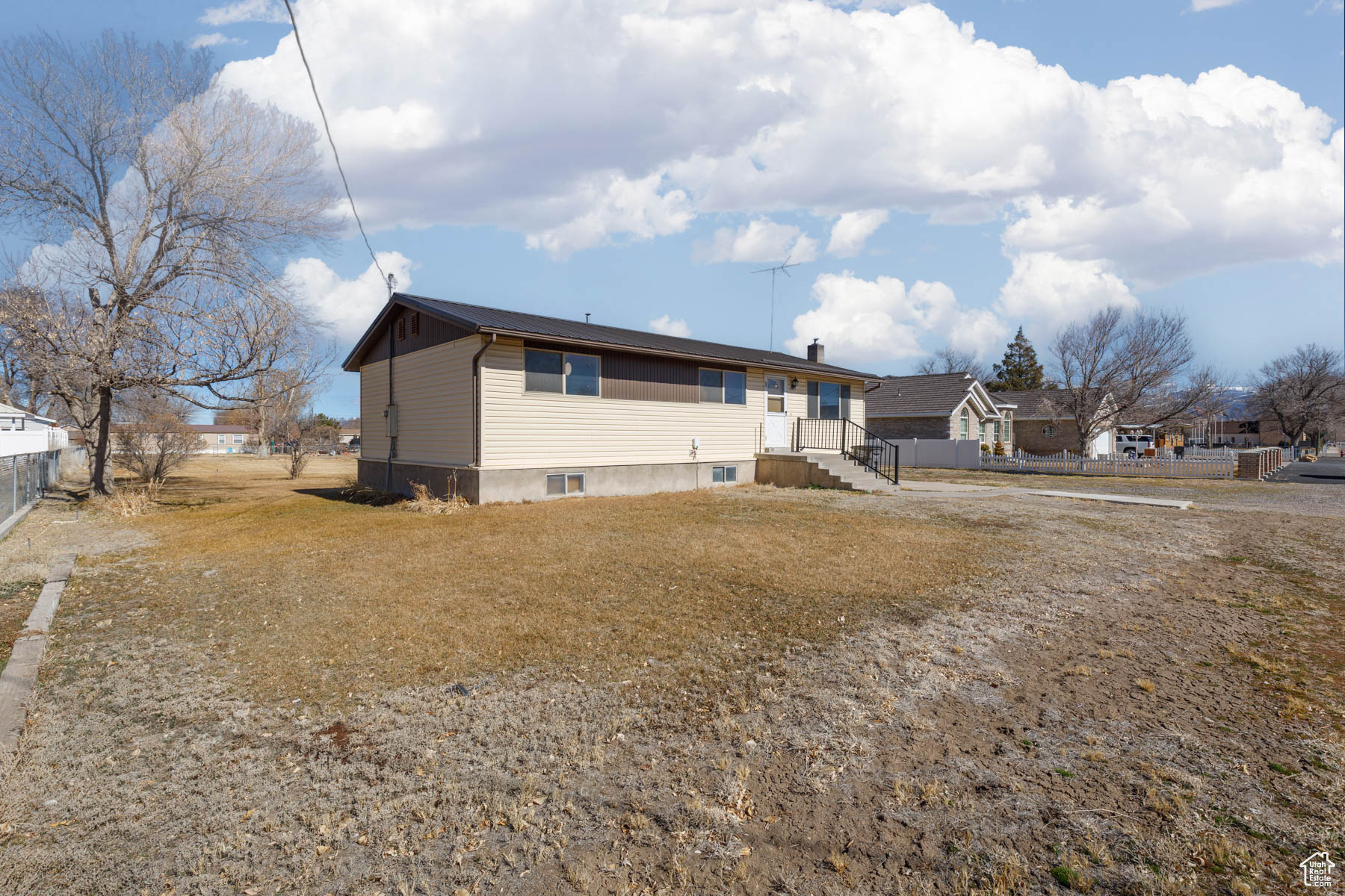 160 W MAIN ST