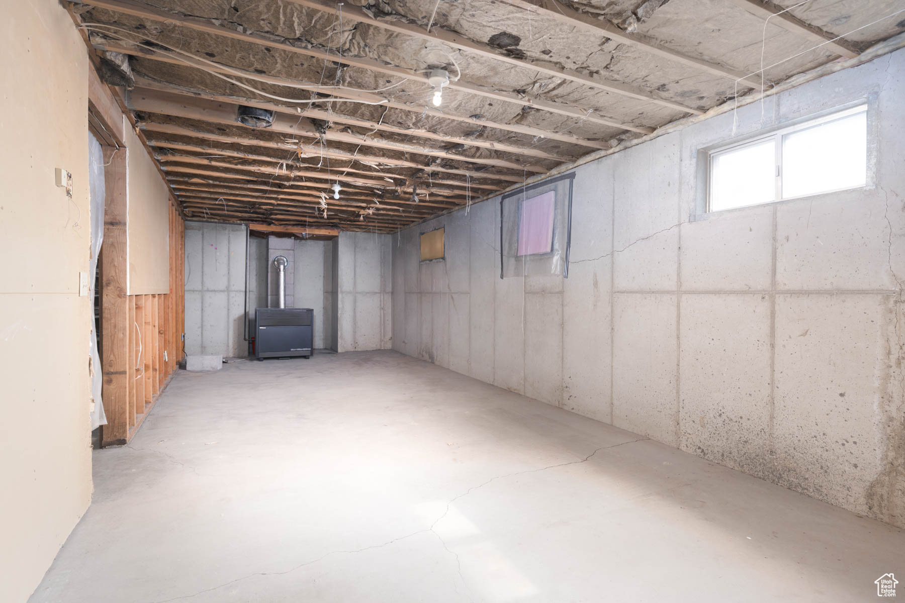 160 W MAIN ST