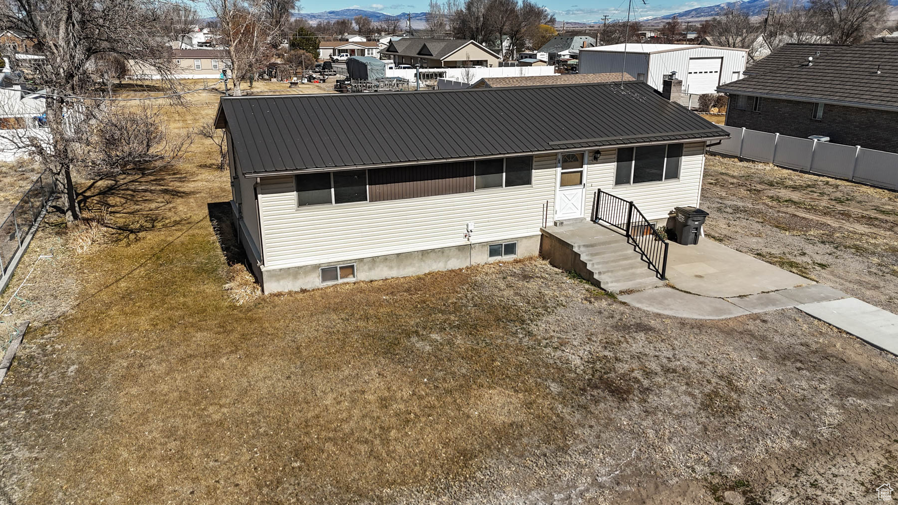 160 W MAIN ST