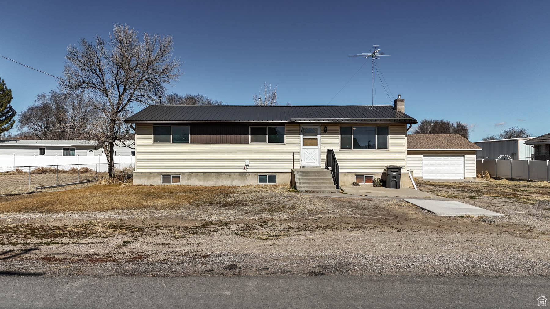 160 W MAIN ST