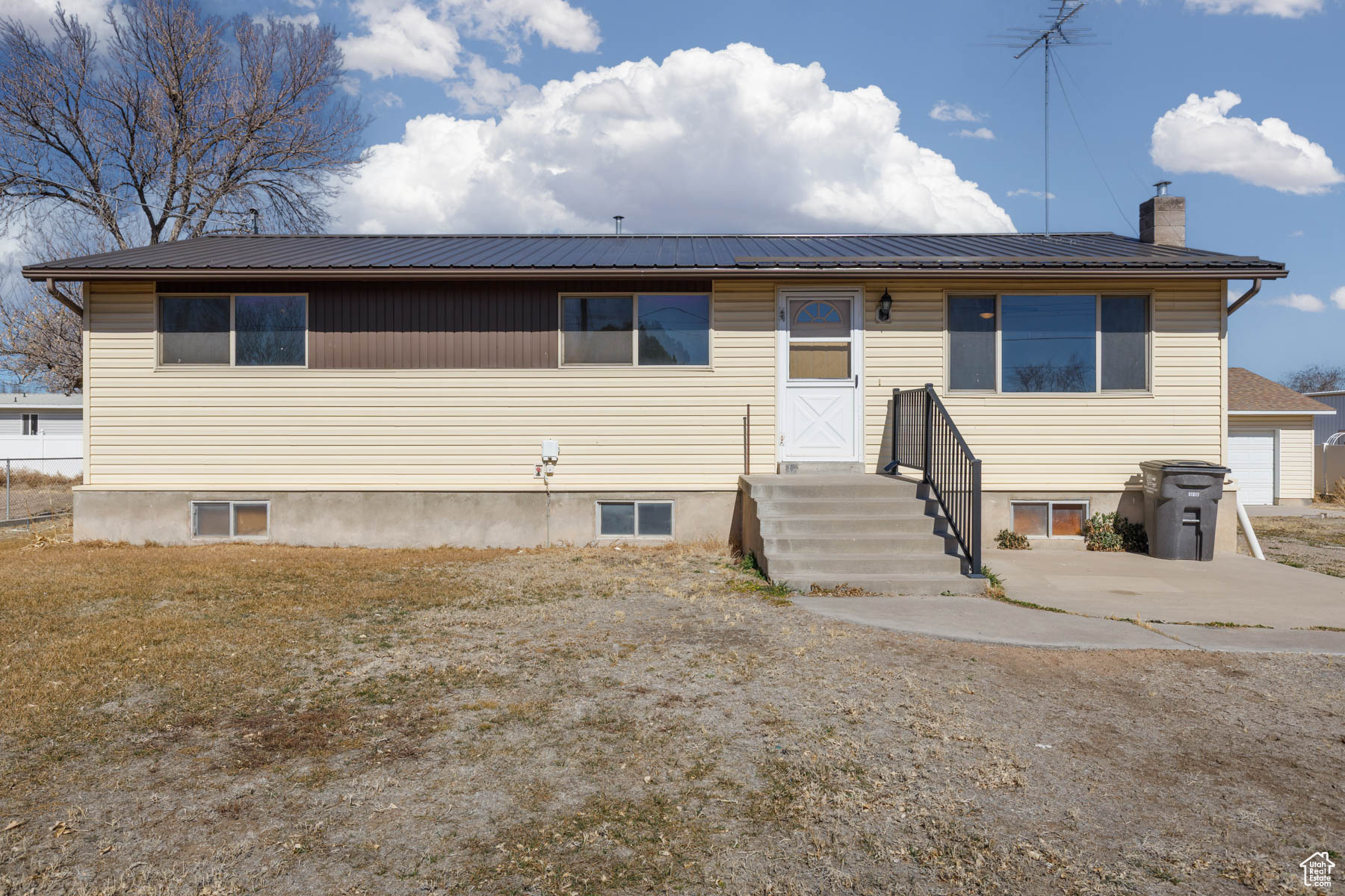 160 W MAIN ST