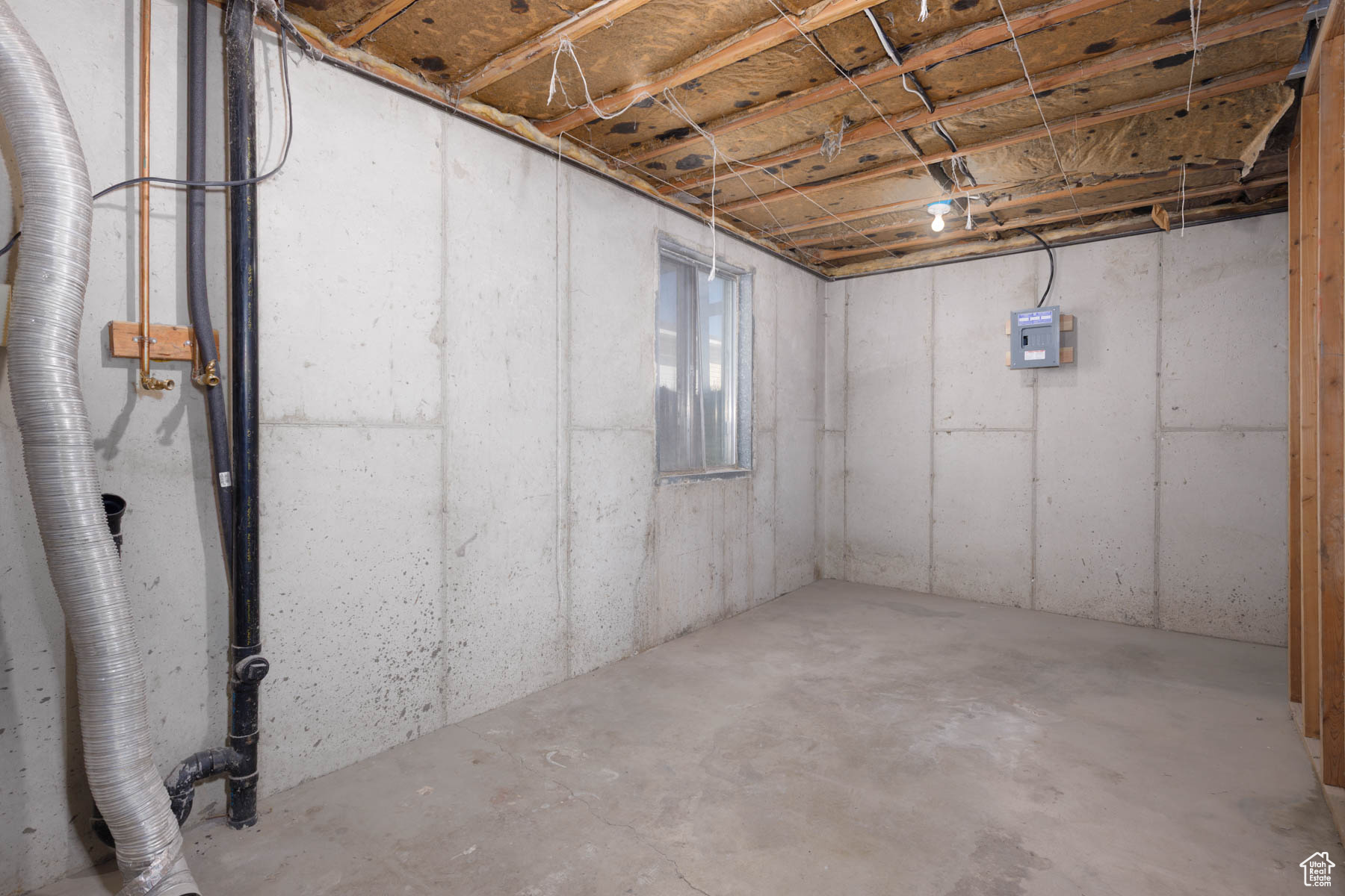 160 W MAIN ST