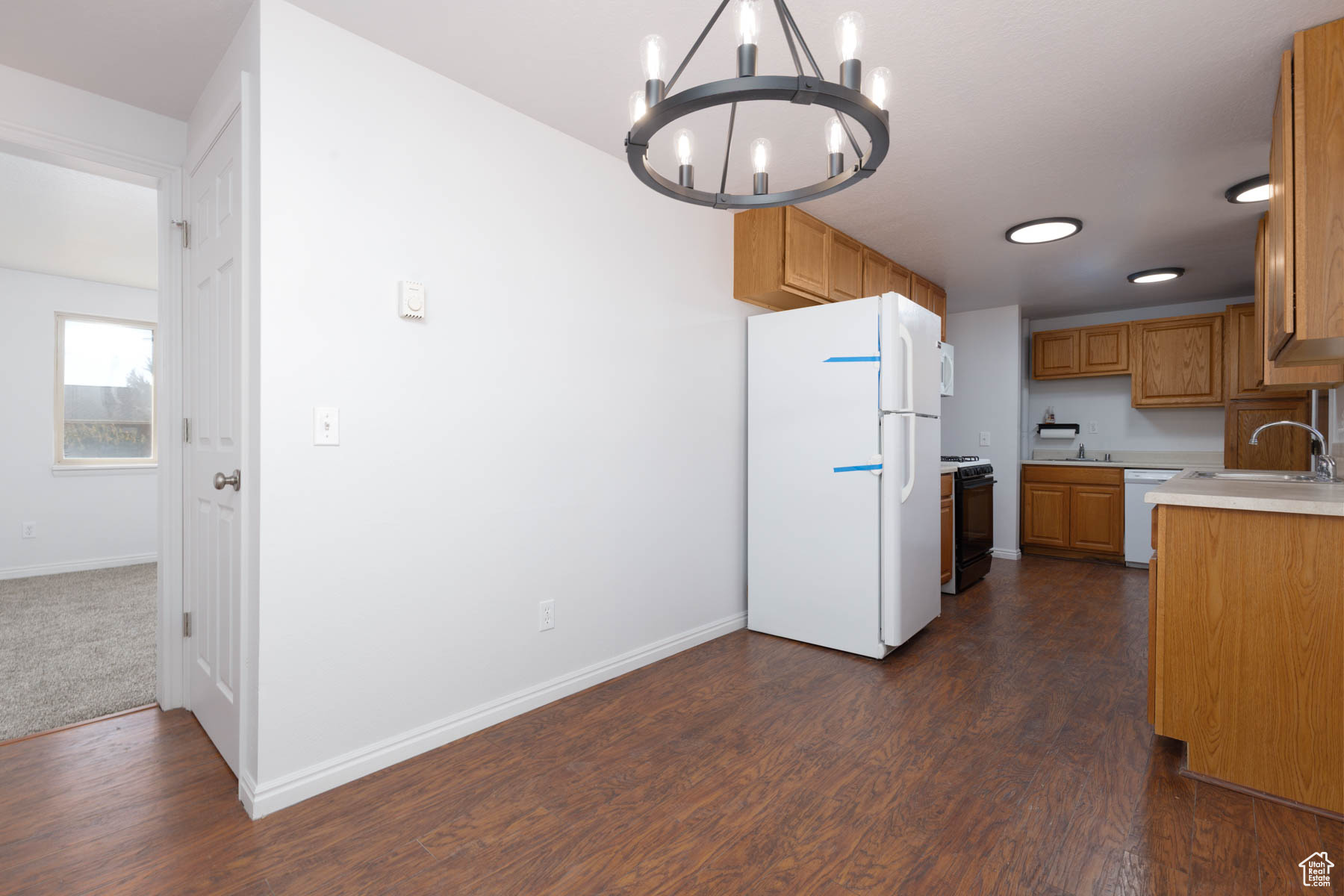 160 W MAIN ST