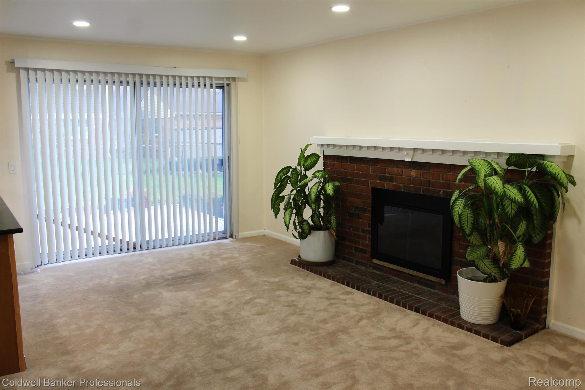 6586 CARRIAGE HILLS Drive