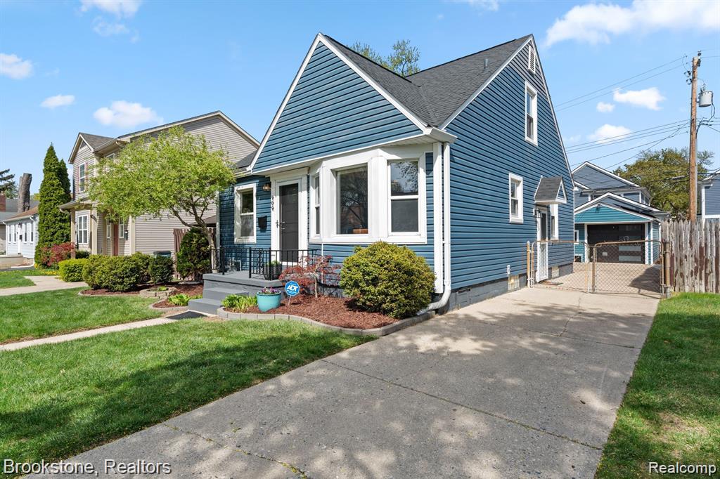 909 Hoffman Avenue