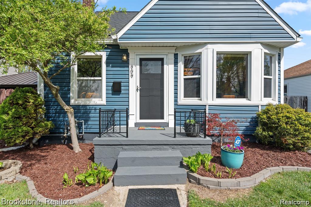 909 Hoffman Avenue
