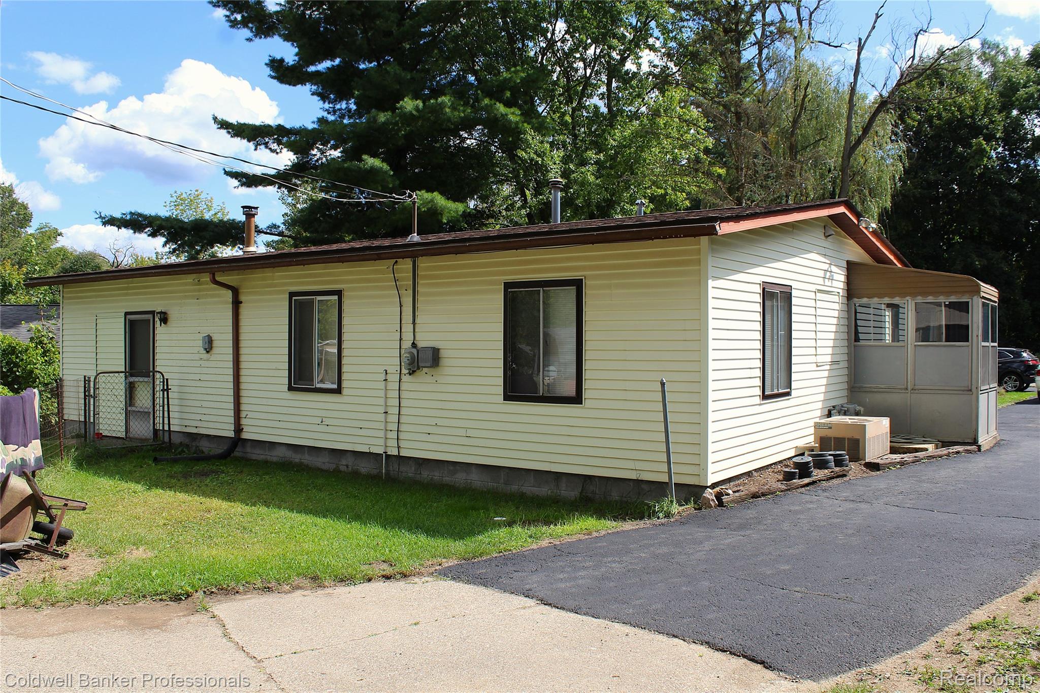 10593 9 Mile Road