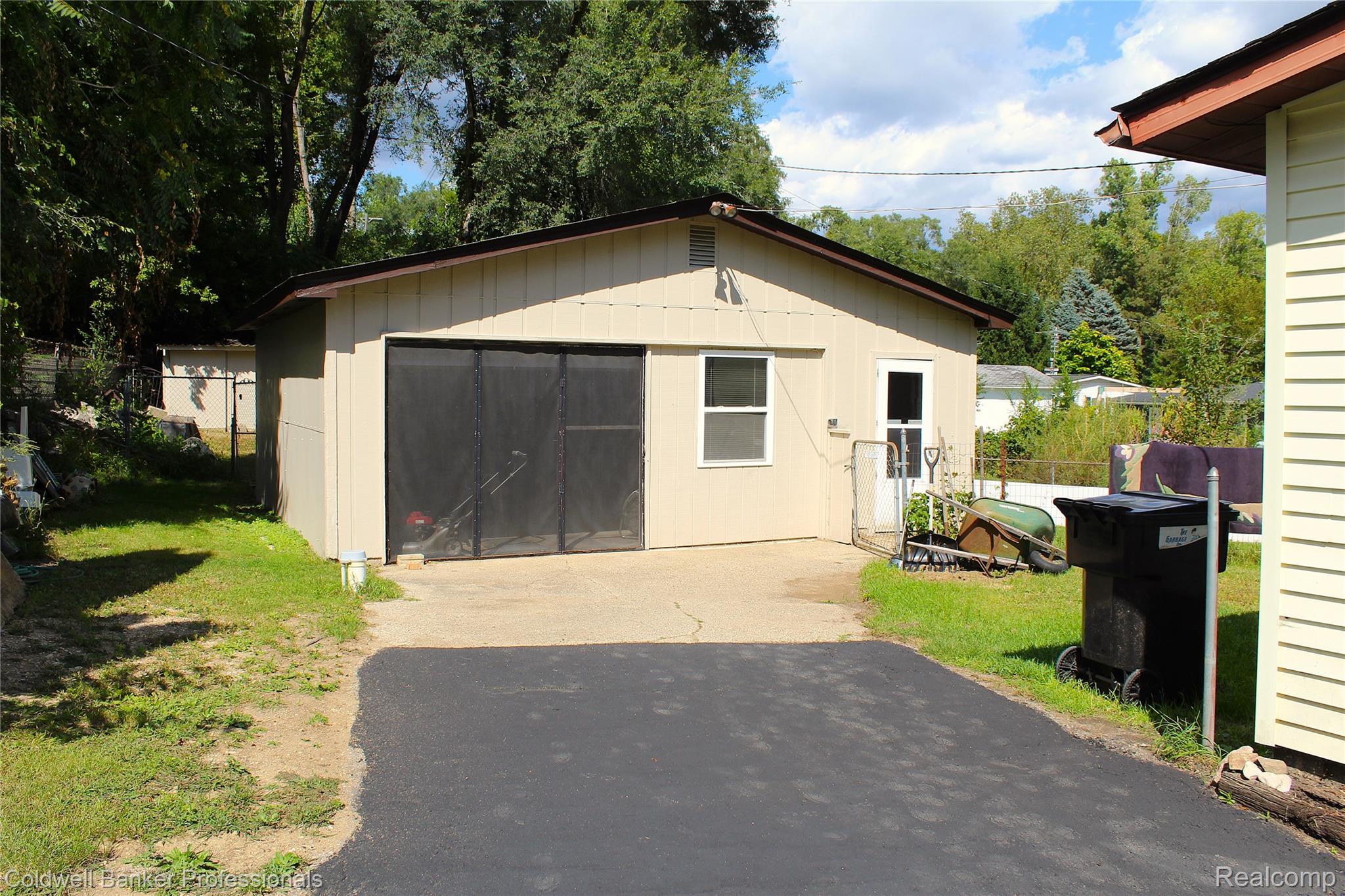 10593 9 Mile Road