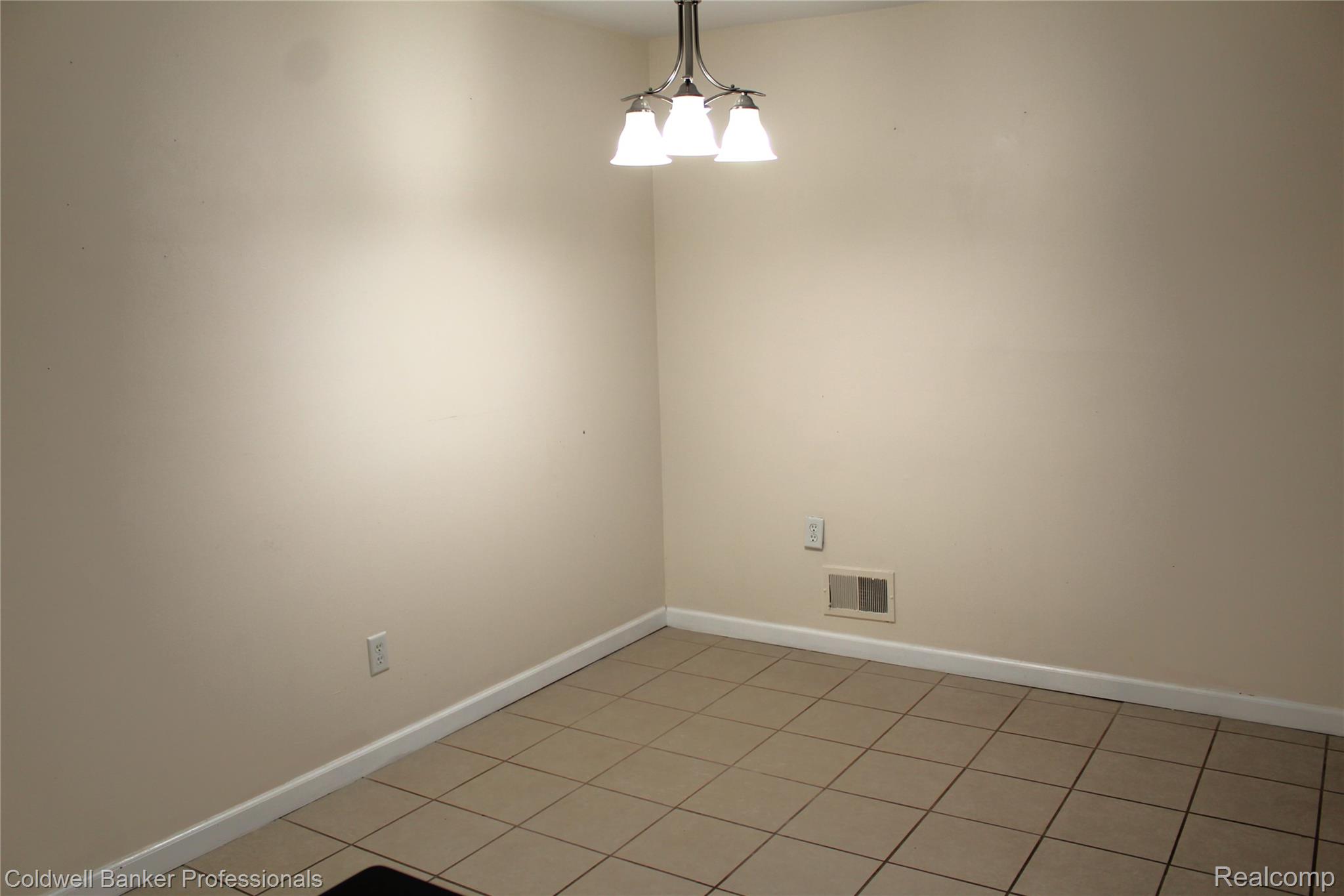 6586 CARRIAGE HILLS Drive