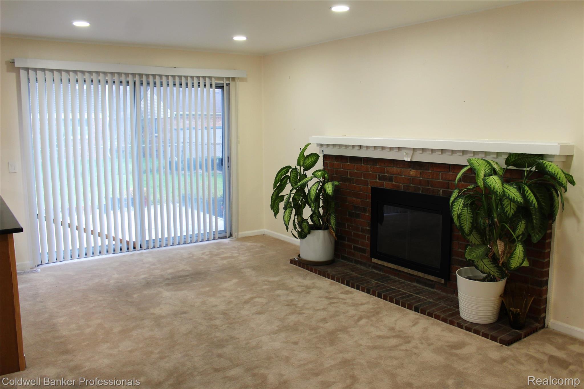 6586 CARRIAGE HILLS Drive