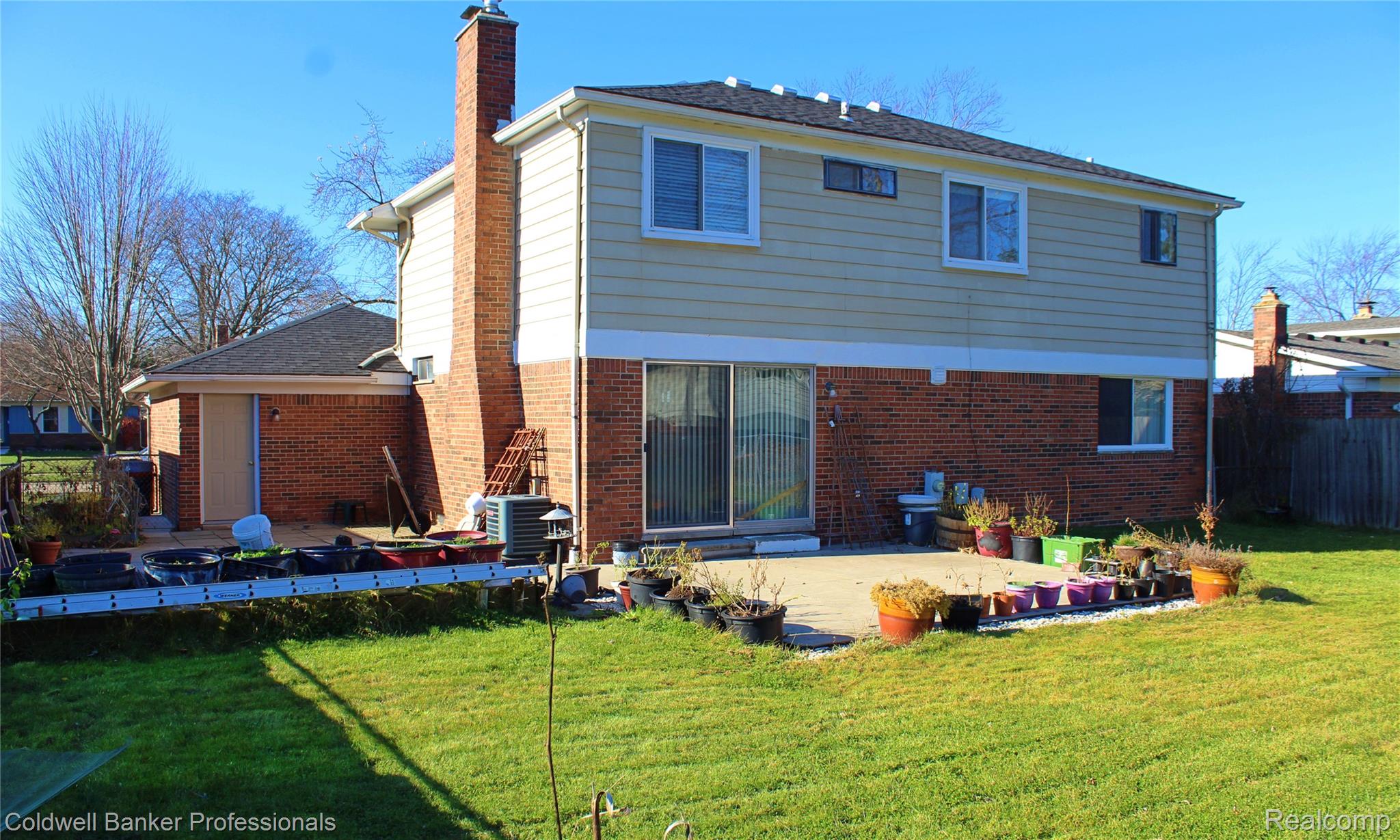 6586 CARRIAGE HILLS Drive