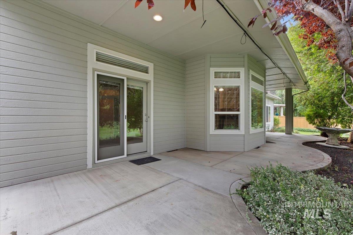 717 S Crosstimber Avenue