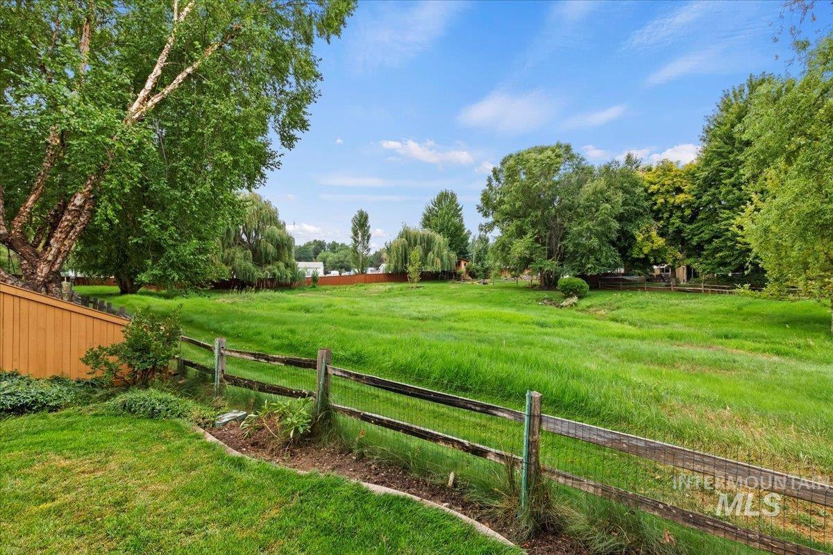 717 S Crosstimber Avenue