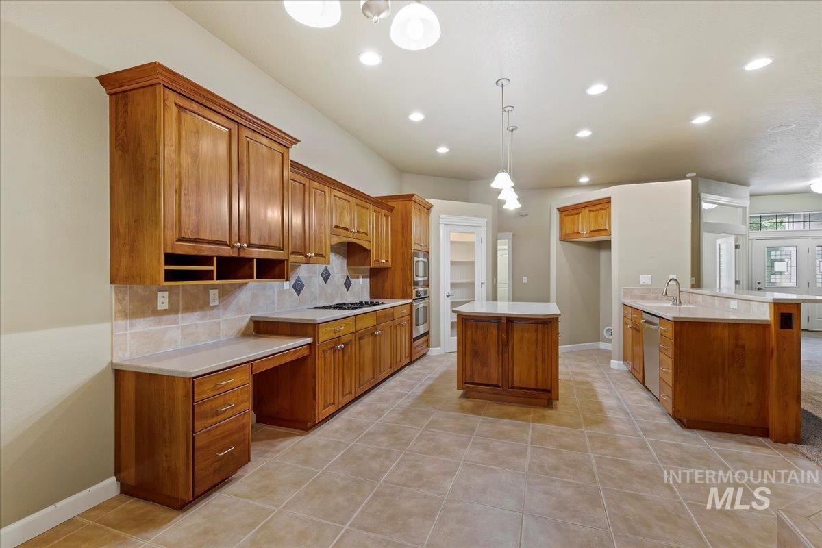 717 S Crosstimber Avenue