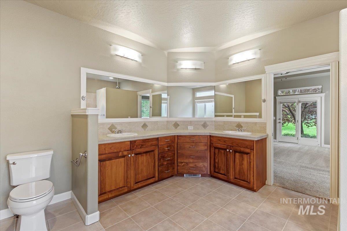 717 S Crosstimber Avenue