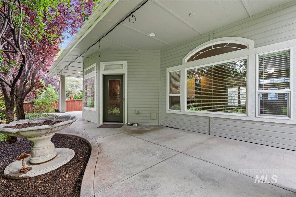 717 S Crosstimber Avenue