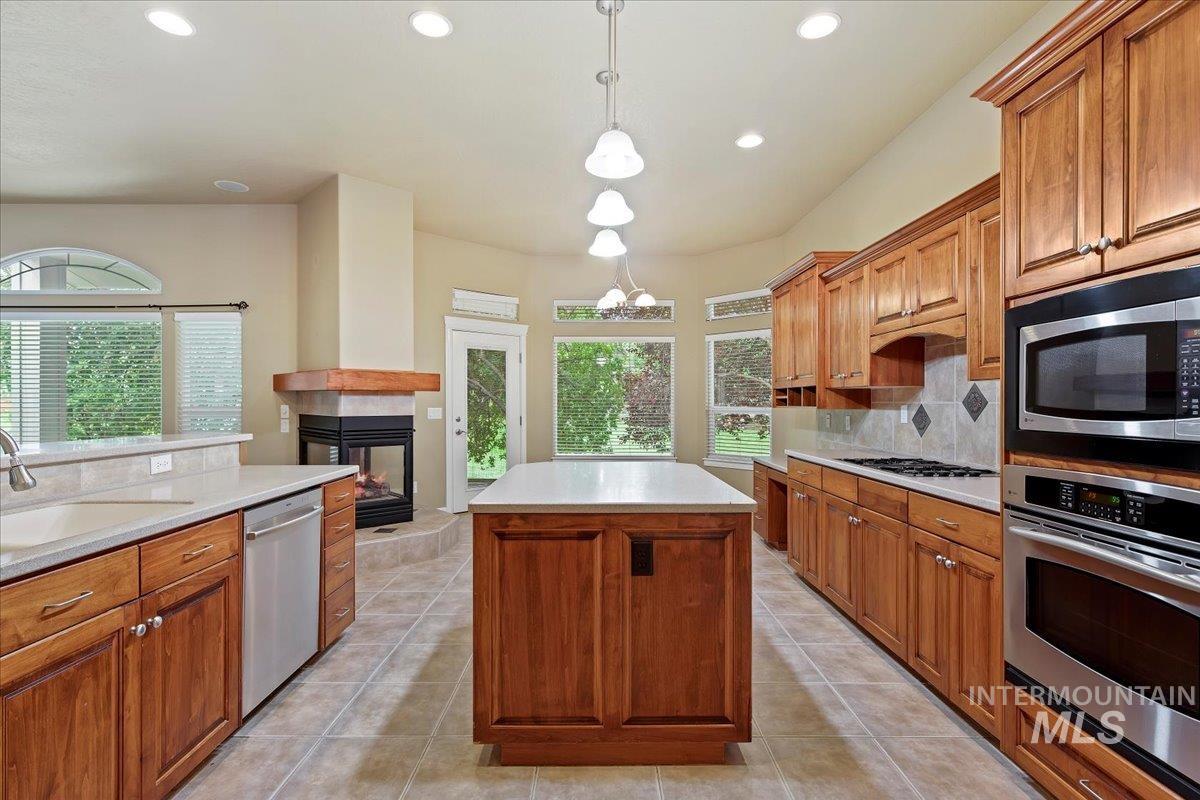 717 S Crosstimber Avenue